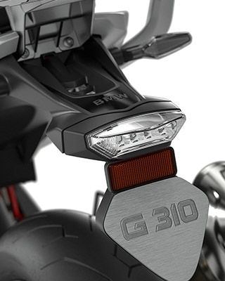 Vemos el portamatrículas de la G 310 GS.