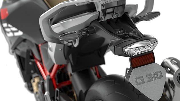 Vemos el portamatrículas de la G 310 GS.