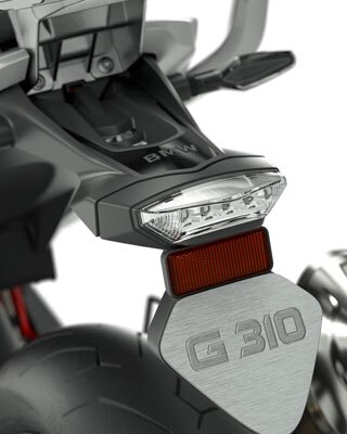 Vemos el portamatrículas de la G 310 GS.