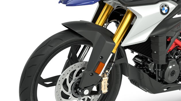 Vemos la horquilla invertida anodizada en oro de la G 310 GS.
