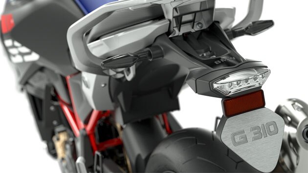Vemos el portamatrículas de la G 310 GS.