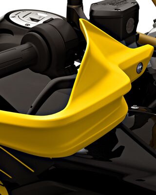 Vemos la edición 40 años GS con un protector de manos amarillo.