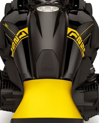 Vemos la R 1250 GS desde la vista superior con letras 1250 y el motor bóxer que sobresale con tapas de culata de cilindros de las piezas de palanquilla de la opción 719.