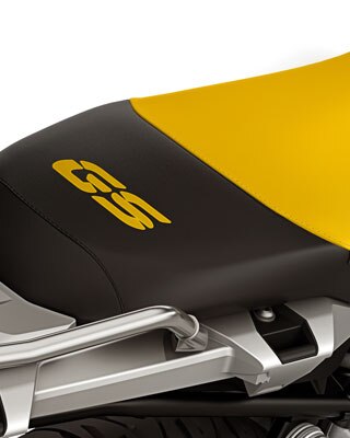Vemos el asiento negro y amarillo de la edición 40 años GS con una pegatina GS.