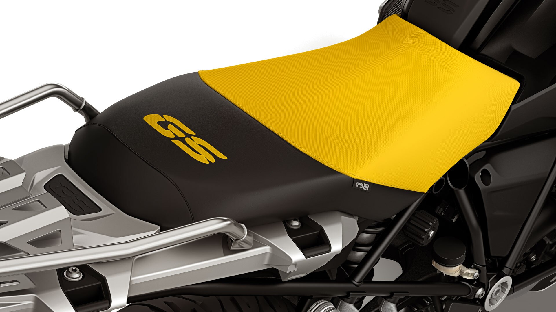 Vemos el asiento negro y amarillo de la edición 40 años GS con una pegatina GS.