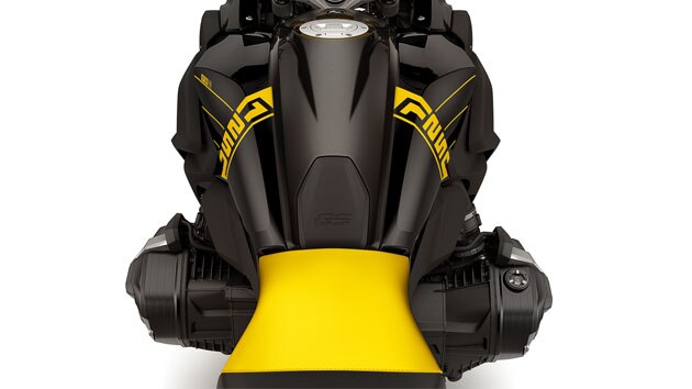 Vemos la R 1250 GS desde la vista superior con letras 1250 y el motor bóxer que sobresale con tapas de culata de cilindros de las piezas de palanquilla de la opción 719.