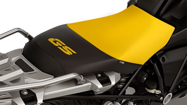 Vemos el asiento negro y amarillo de la edición 40 años GS con una pegatina GS.