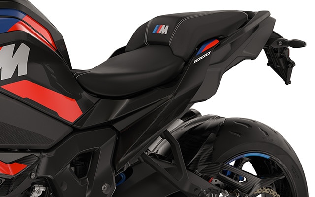La esbelta parte trasera y las piezas fresadas de la M 1000 XR de BMW Motorrad