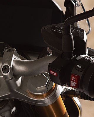 BMW R 1250 R con vista detallada de la tapa de culata y el anagrama ShiftCam