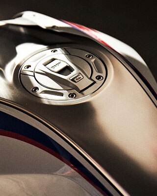 El depósito de la BMW R 1250 R con cubierta central de depósito de acero inoxidable