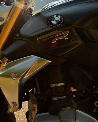 BMW R 1250 R en estilo Exclusive en las montañas