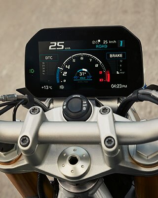 BMW R 1250 R con vista del depósito, el manillar y la pantalla