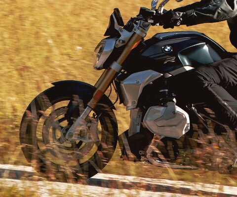 Escena de conducción con la BMW R 1250 R