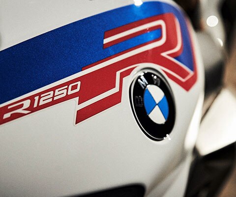 BMW R 1250 R con manillar y pantalla TFT en primer plano