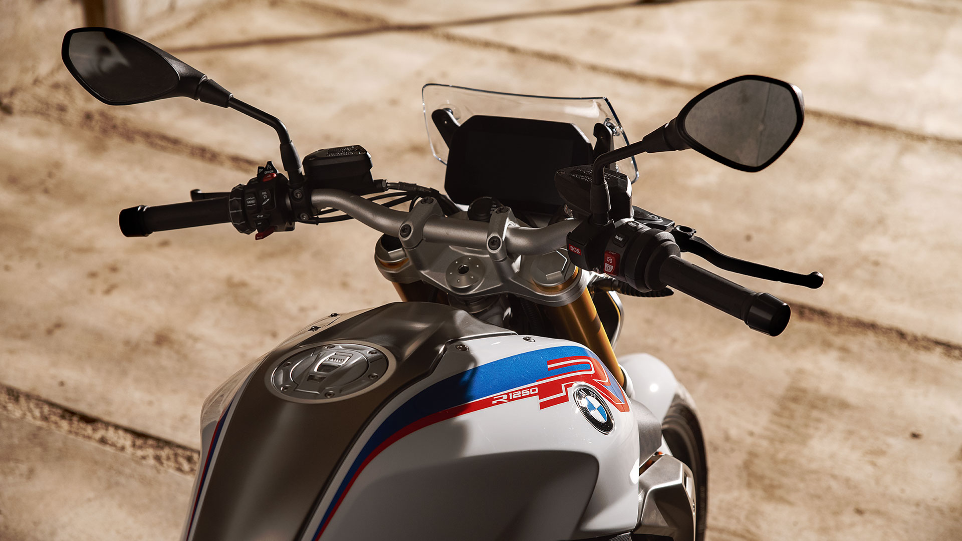 BMW R 1250 R con vista detallada de la tapa de culata y el anagrama ShiftCam