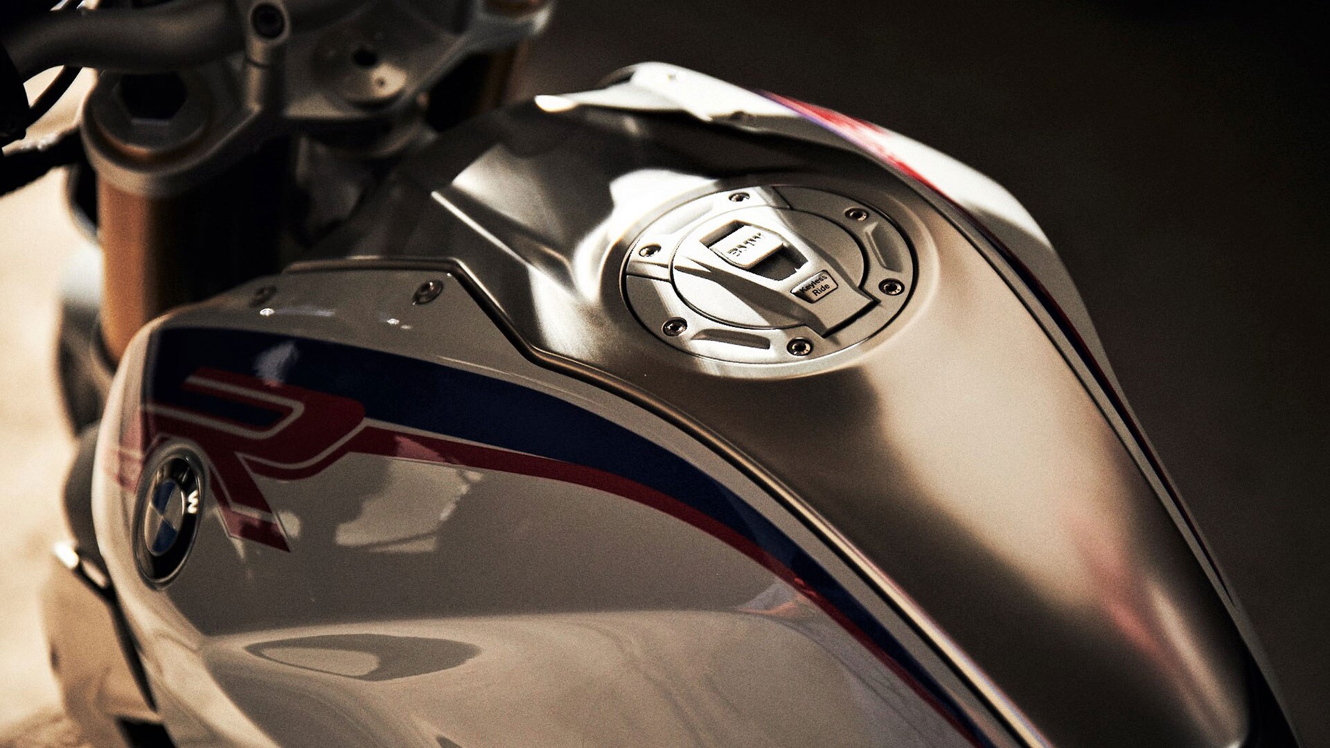 El depósito de la BMW R 1250 R con cubierta central de depósito de acero inoxidable