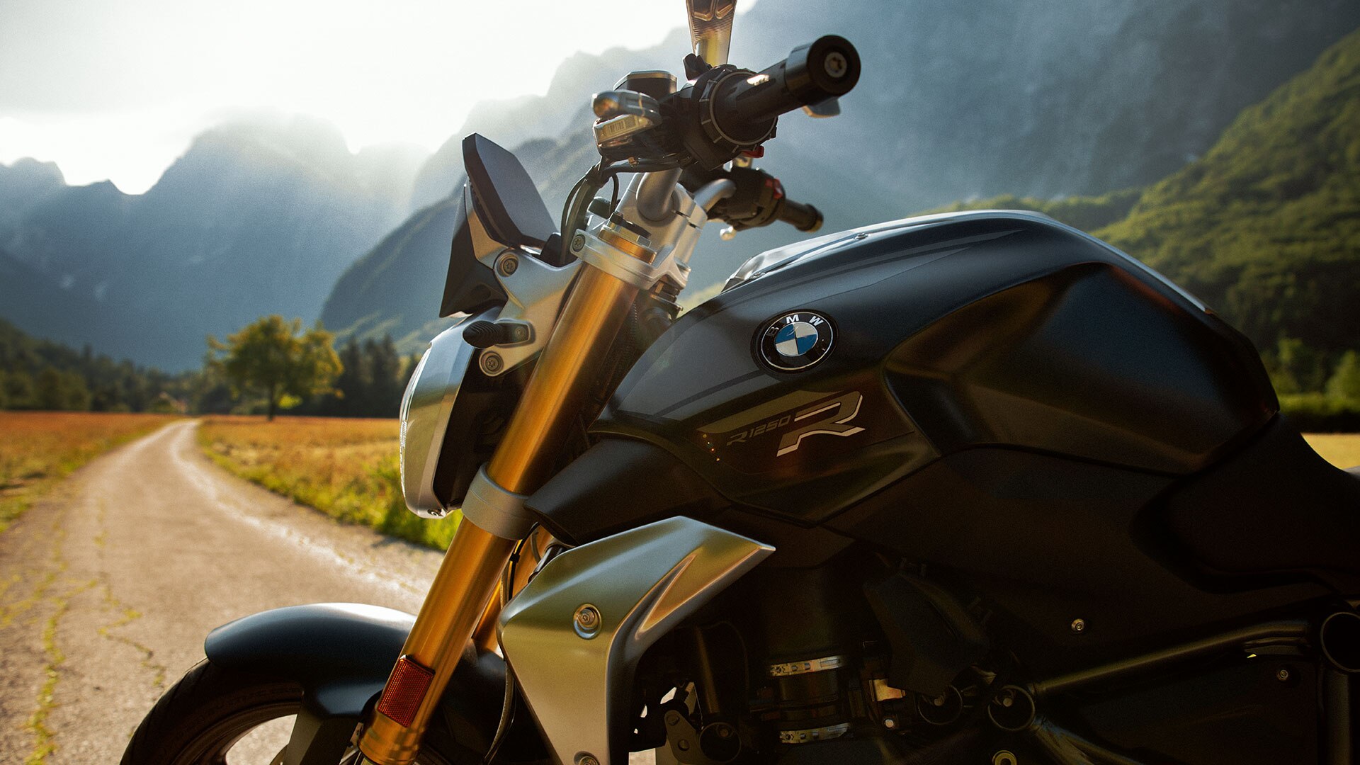 BMW R 1250 R en estilo Exclusive en las montañas