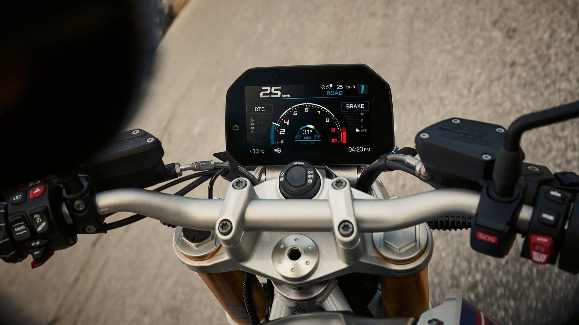 BMW R 1250 R con vista del depósito, el manillar y la pantalla