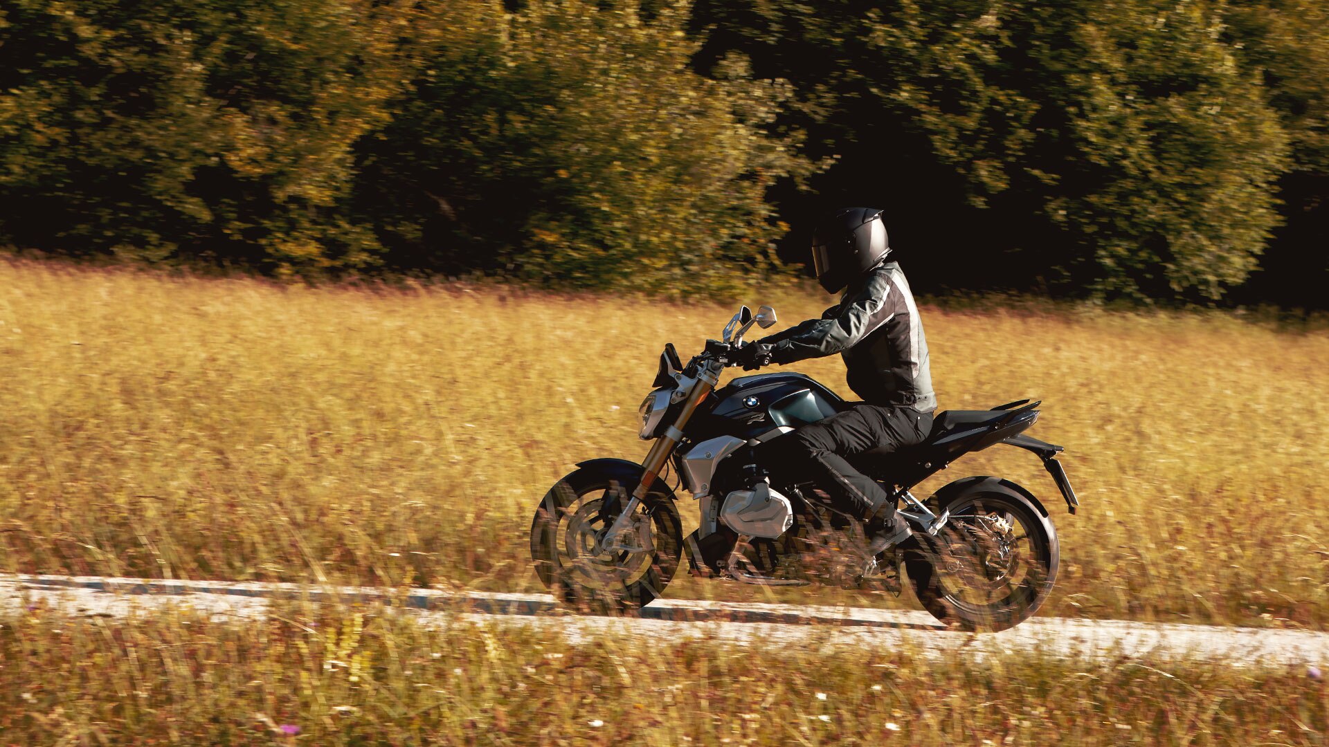 Escena de conducción con la BMW R 1250 R