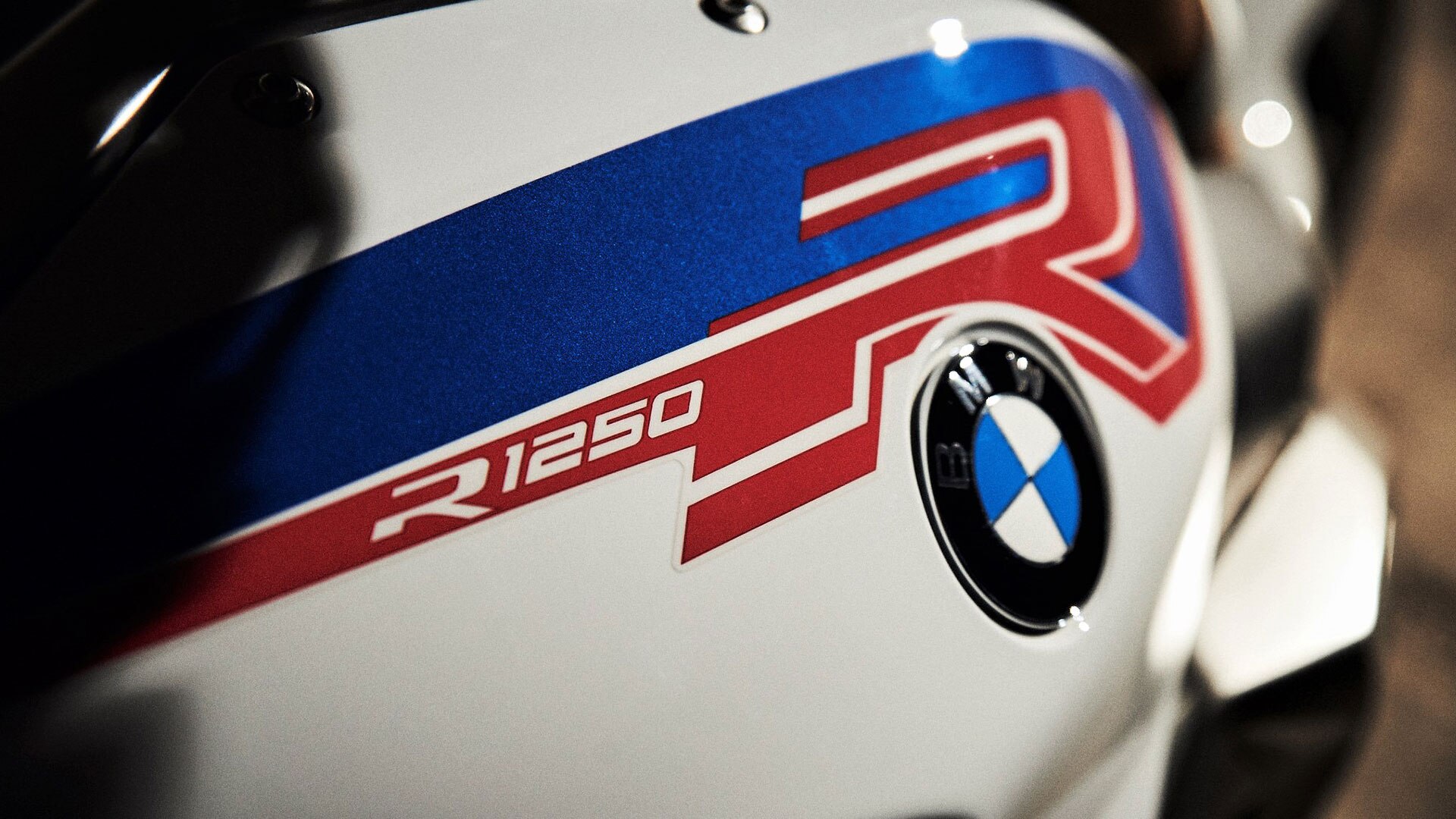 BMW R 1250 R con manillar y pantalla TFT en primer plano