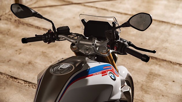 BMW R 1250 R con vista detallada de la tapa de culata y el anagrama ShiftCam