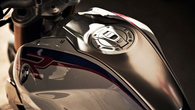 El depósito de la BMW R 1250 R con cubierta central de depósito de acero inoxidable