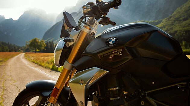 BMW R 1250 R en estilo Exclusive en las montañas
