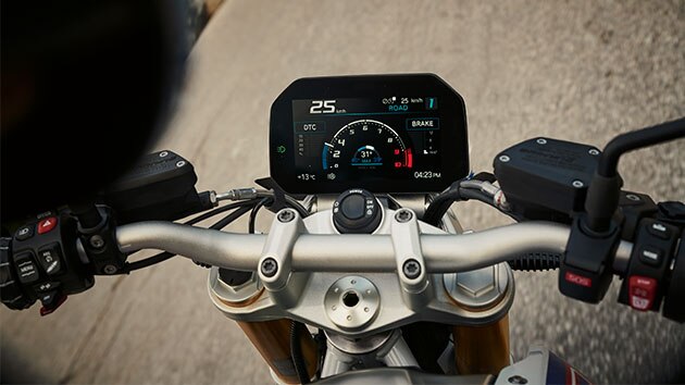 BMW R 1250 R con vista del depósito, el manillar y la pantalla