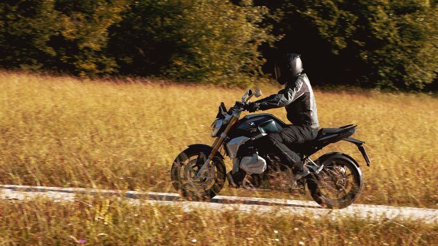 Escena de conducción con la BMW R 1250 R