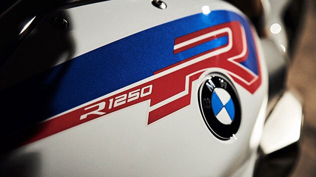 BMW R 1250 R con manillar y pantalla TFT en primer plano