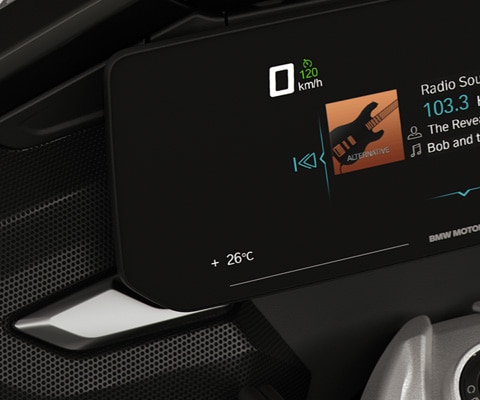 Enfoque en la pantalla TFT y en el motor Boxer de la K 1600 GT.